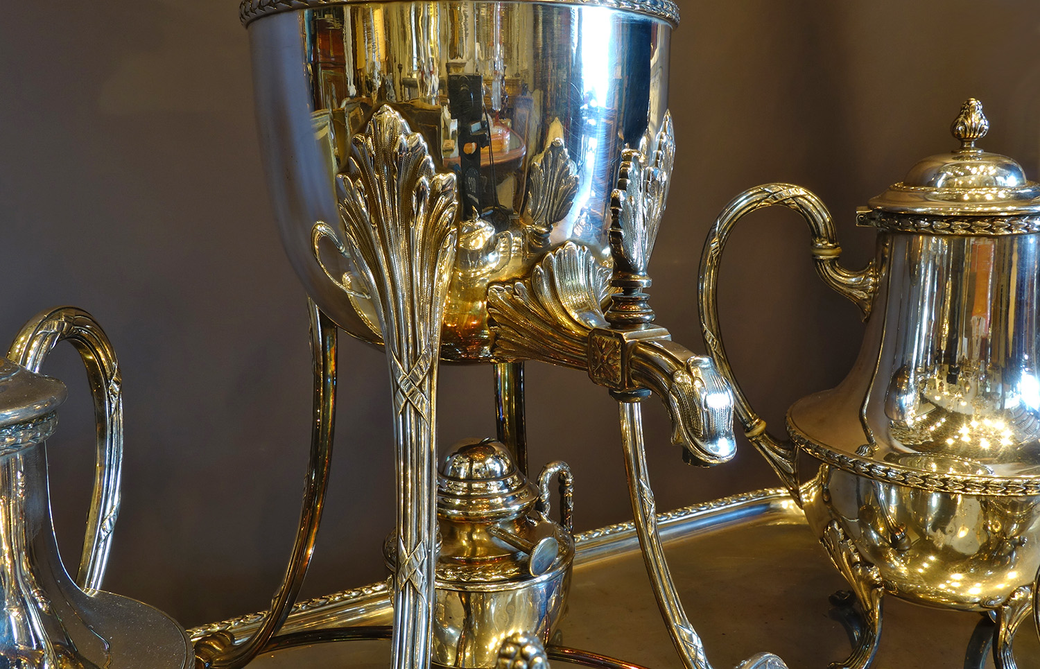 A French Louis XVI style silverplated six pieces tea service.
Ca 1900