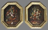 Par de oleos sobre tela europeos representando vasos con flores del siglo XIX con marcos de madera tallados y dorados de epoca.