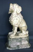 Figura Italiana de perro en alabastro blanco Ca 1890