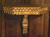 Consola Alto Peruana en madera dorada y vidrio espejado.